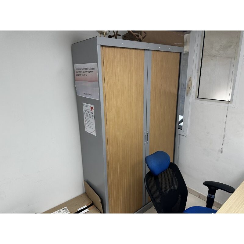 1 armoire en métal ouvrant à portes coulissantes