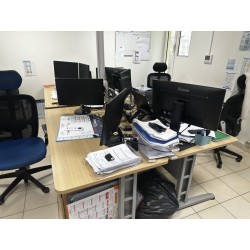 4 bureaux en fibres de bois 4 chaises de bureau 2 chaises visiteur 4 repose-pieds