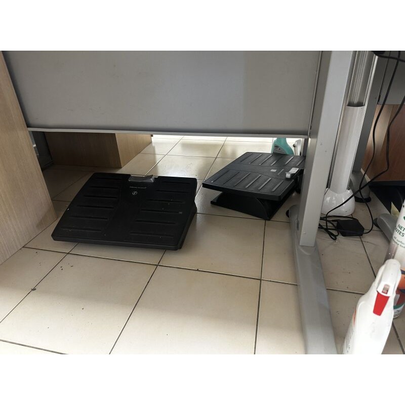 4 bureaux en fibres de bois 4 chaises de bureau 2 chaises visiteur 4 repose-pieds