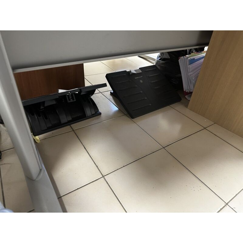 4 bureaux en fibres de bois 4 chaises de bureau 2 chaises visiteur 4 repose-pieds