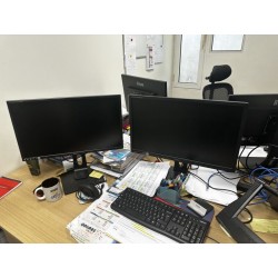1 écran Samsung S24F350FHR (manque 1 écran au regard du RJ) 6 écrans IIYAMA PL2483H 1 clavier + souris LOGITECH