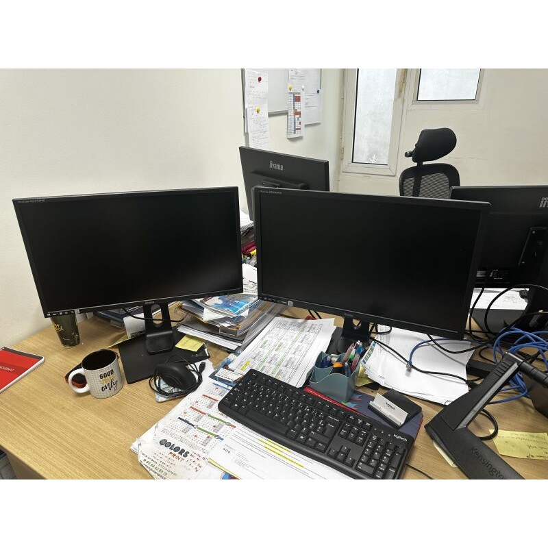 1 écran Samsung S24F350FHR (manque 1 écran au regard du RJ) 6 écrans IIYAMA PL2483H 1 clavier + souris LOGITECH