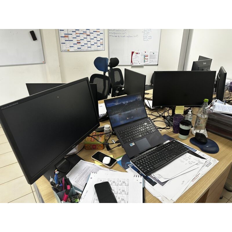 1 écran Samsung S24F350FHR (manque 1 écran au regard du RJ) 6 écrans IIYAMA PL2483H 1 clavier + souris LOGITECH