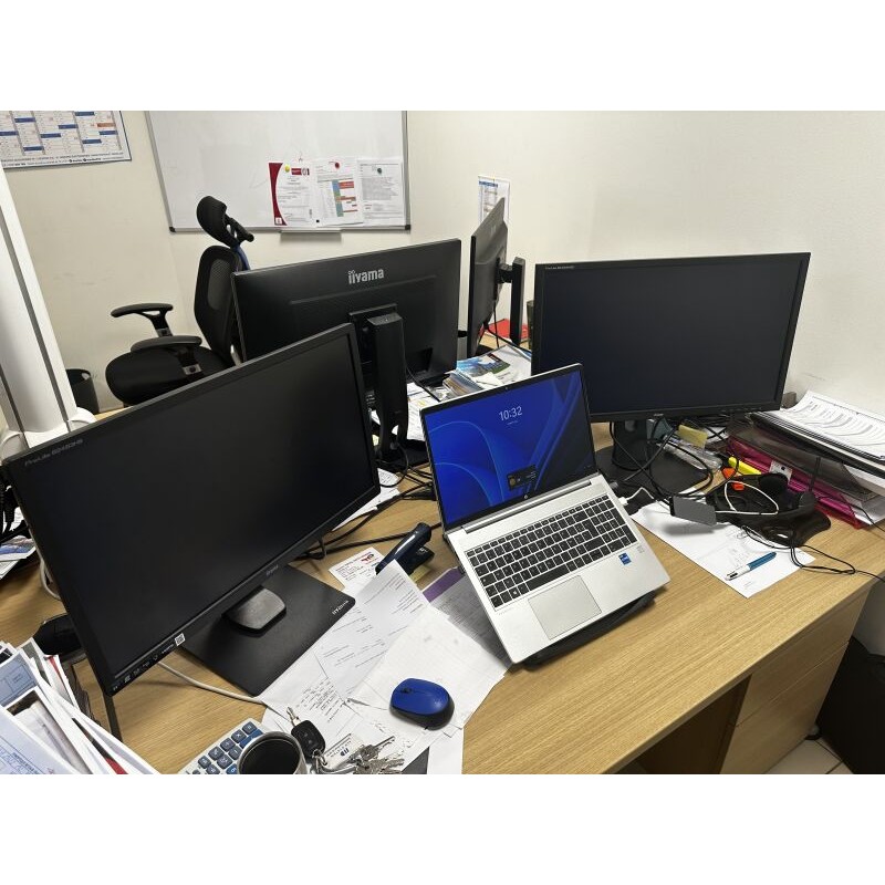 1 écran Samsung S24F350FHR (manque 1 écran au regard du RJ) 6 écrans IIYAMA PL2483H 1 clavier + souris LOGITECH