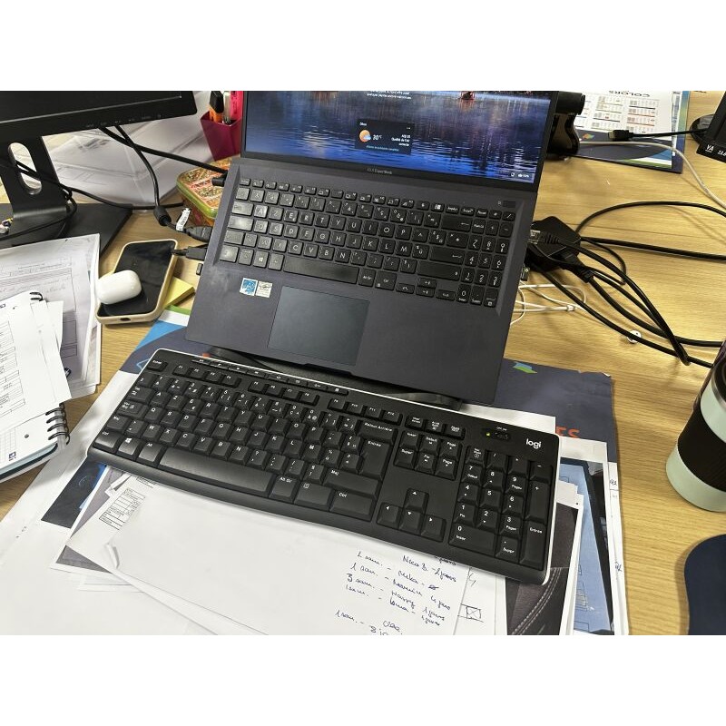 1 ordinateur portable ASUS EXPERBOOK ABSENT 1 clavier sans fil + 1 souris sans fil LOGITECH