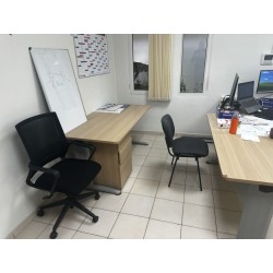 4 bureaux en fibres de bois et pied métal 2 chaises de bureau 1 chaise visiteur