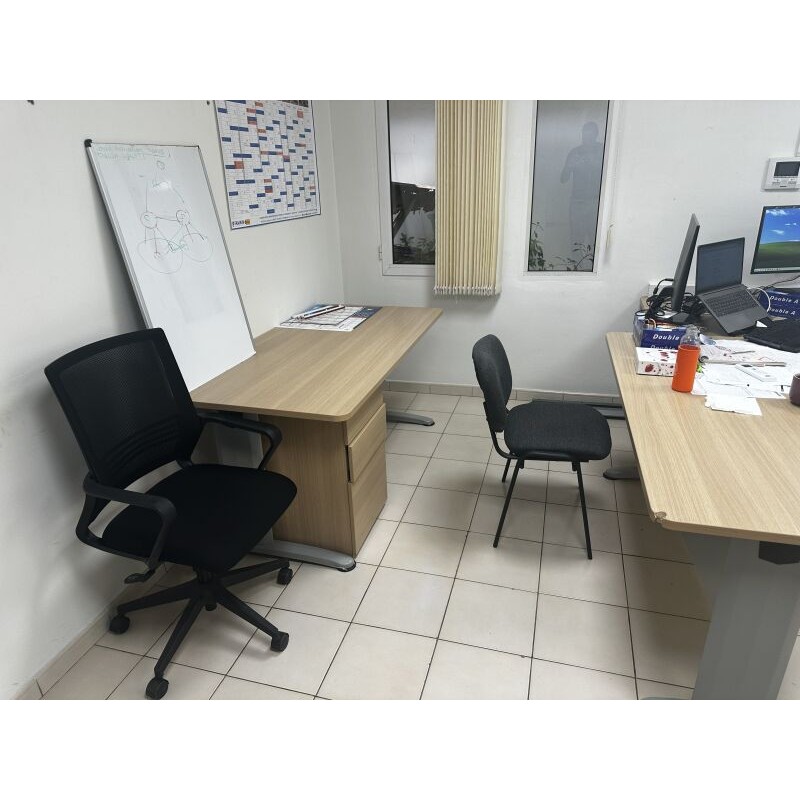 4 bureaux en fibres de bois et pied métal 2 chaises de bureau 1 chaise visiteur