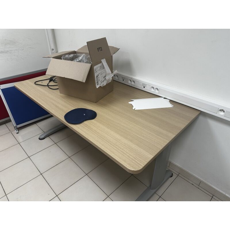 4 bureaux en fibres de bois et pied métal 2 chaises de bureau 1 chaise visiteur