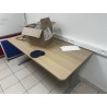 4 bureaux en fibres de bois et pied métal 2 chaises de bureau 1 chaise visiteur