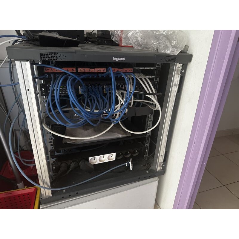 1 baie de brassage informatique (sans vitre) +1 switch 24 ports + 1 switch 16 ports .