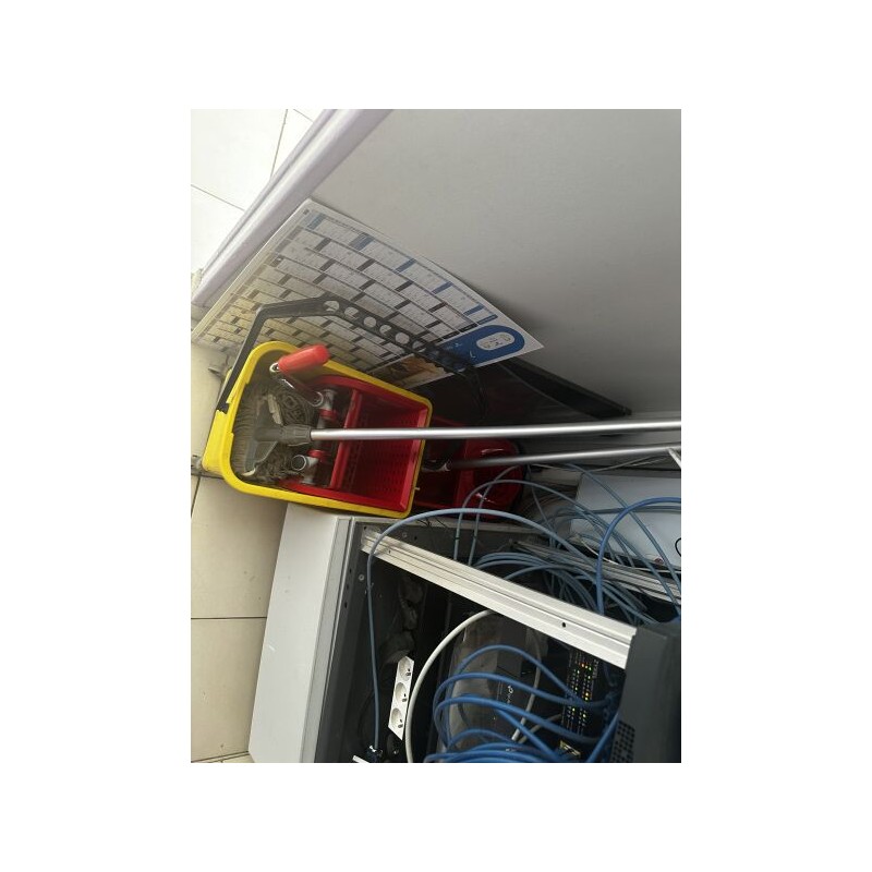 2 seaux de nettoyage + 2 balais serpillières