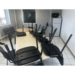 1 table rectangulaire + 1 table de réunion en fibres de bois 10 chaises visiteurs