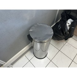 1 poubelle en métal