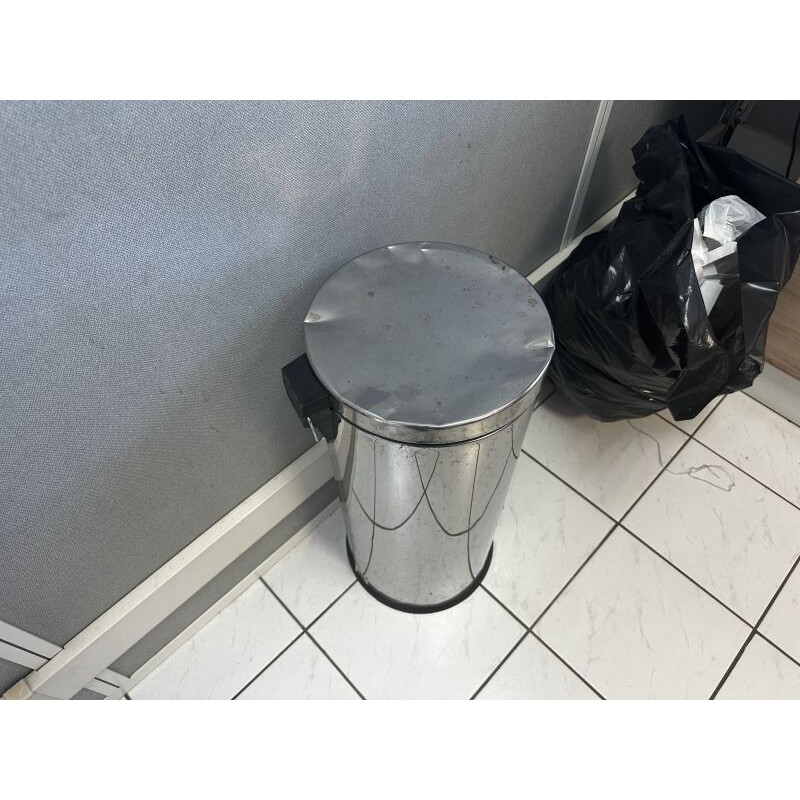 1 poubelle en métal