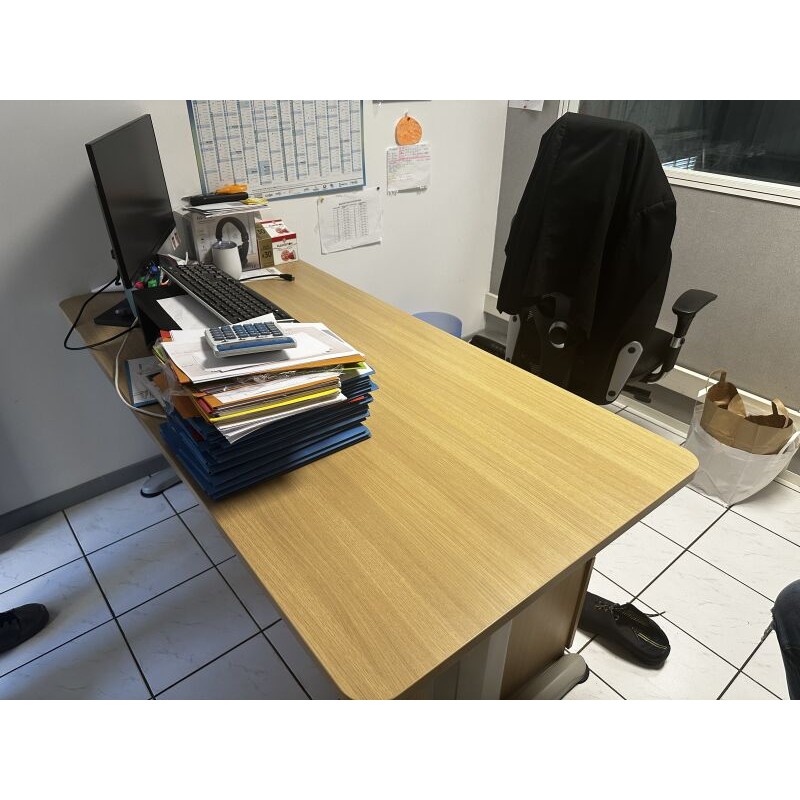 1 bureau en fibres de bois pied métal 1 fauteuil de bureau 1 chaise visiteur