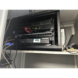1 baie de brassage informatique comprenant 1 switch 24 ports