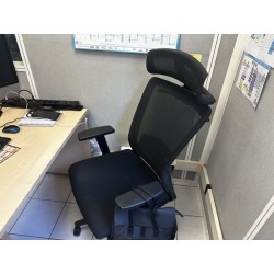 3 bureaux en fibres de bois 4 chaises de bureau 2 chaises visiteurs