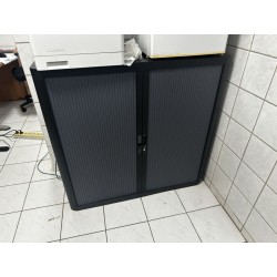 1 armoire basse ouvrant à portes coulissantes