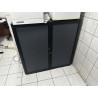 1 armoire basse ouvrant à portes coulissantes