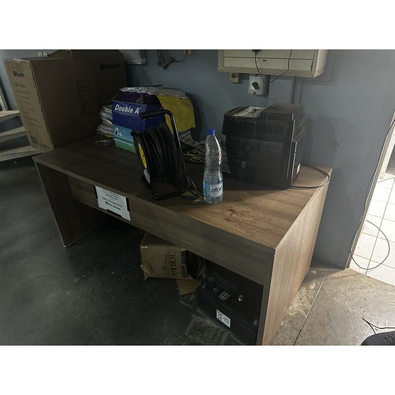 2 bureaux dépareillés en fibres de bois 2 chaises de bureau