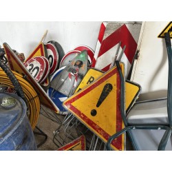 Case 22,23,24,25 Environ 19 panneaux de signalisation