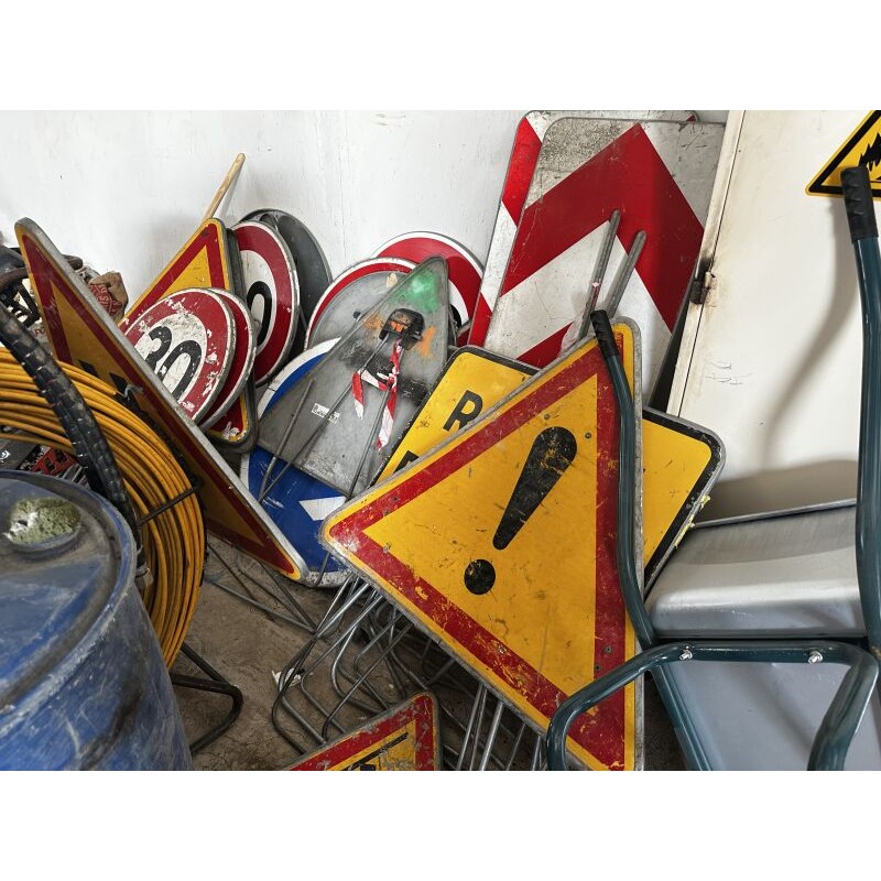 Case 22,23,24,25 Environ 19 panneaux de signalisation