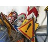 Case 22,23,24,25 Environ 19 panneaux de signalisation