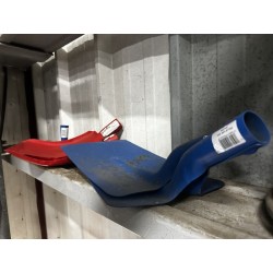 Cases 136-137 4 pelles sans manches Case 138 1 râteau sans manche Case 96 6 pelles