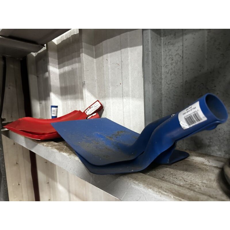 Cases 136-137 4 pelles sans manches Case 138 1 râteau sans manche Case 96 6 pelles