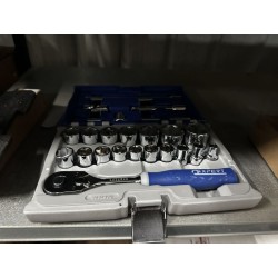 1 lot d'outillage : 50 clés , 2 burins , 20 tournevis, 2 marteaux, 2 masses 1 caisse à outils EXPERT