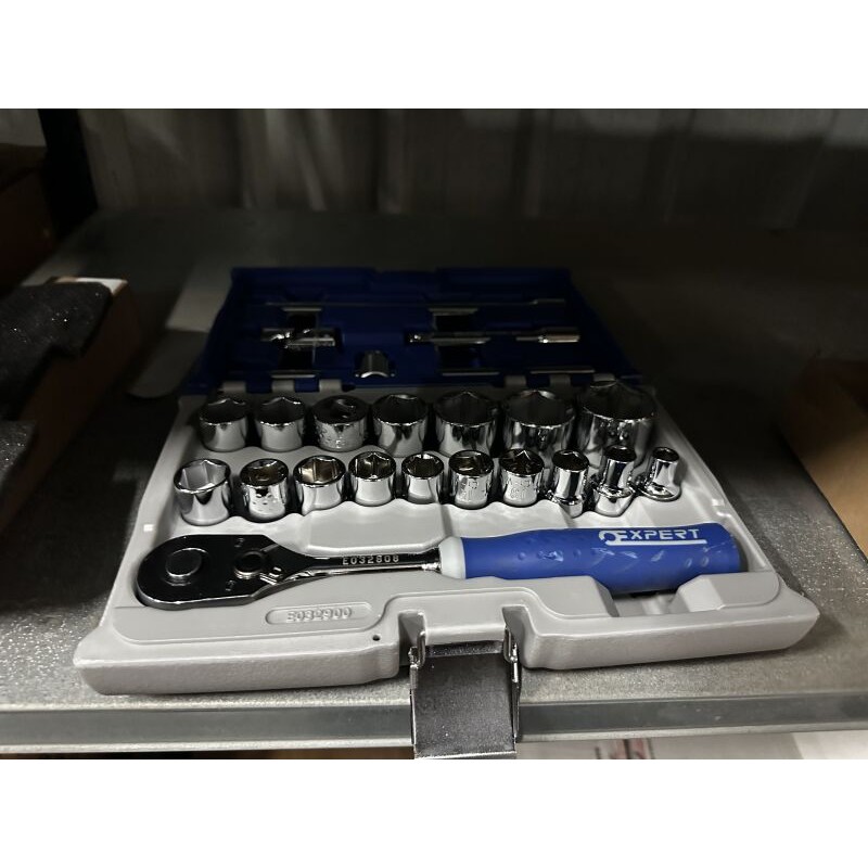 1 lot d'outillage : 50 clés , 2 burins , 20 tournevis, 2 marteaux, 2 masses 1 caisse à outils EXPERT