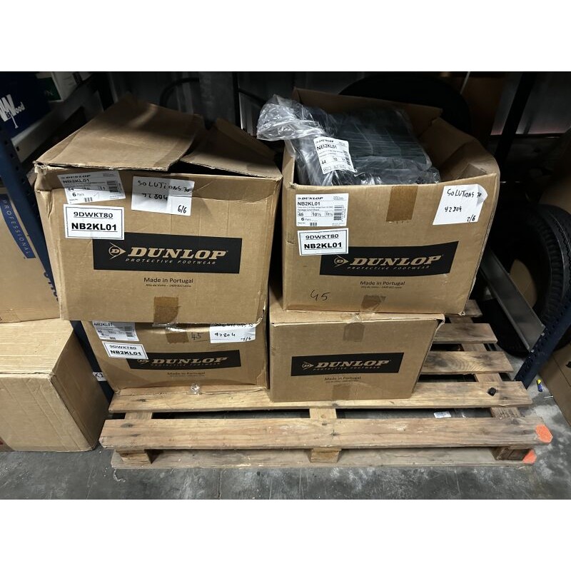 Case 176 2 cartons de 6 paires de bottes DUNLOP pointure 44 Case 176 2 cartons de 6 paires de bottes en 45 DUNLOP