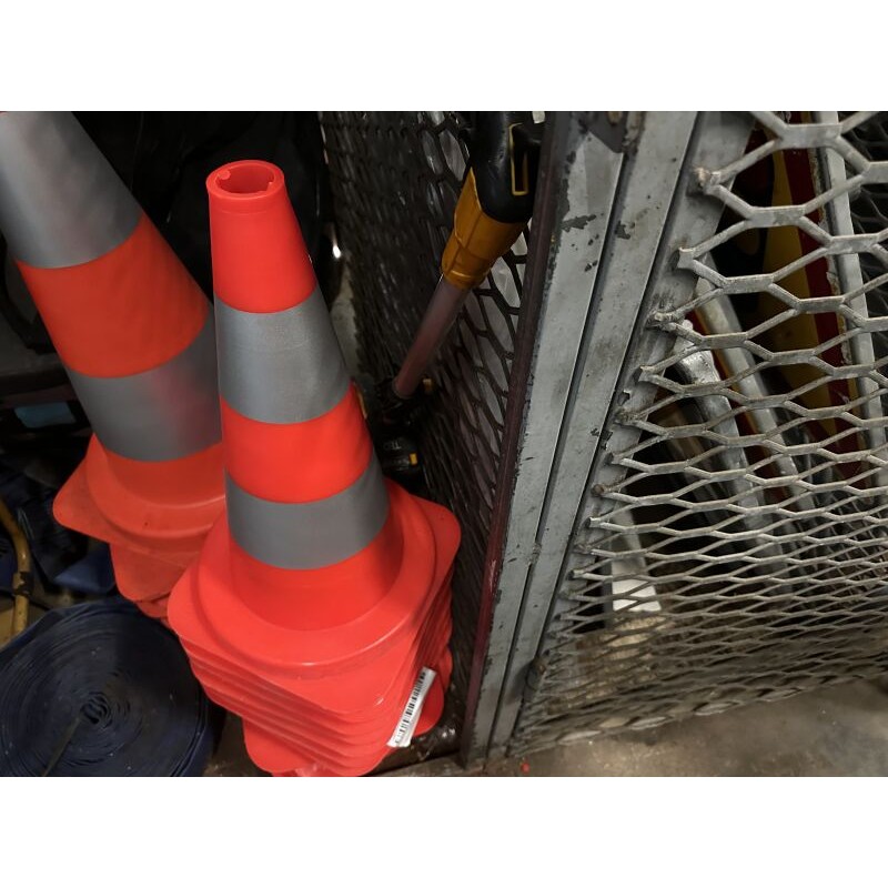 Environ 50 cônes de signalisation