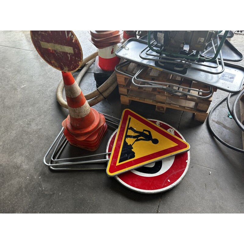 47 panneaux de signalisation