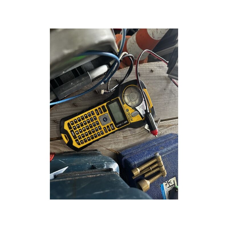 Case 31 2 étiqueteuses BRADY BLP 21 Plus (manque 1 étiqueteuse au regard du RJ)