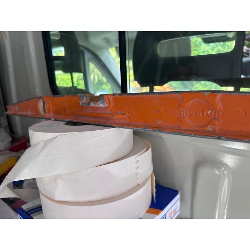 1 niveau laser rotatif HILTI PR30 HVS et sa mallette 1 trépied 1 niveau à bulle
