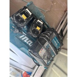 2 batteries et 1 chargeur MAKITA