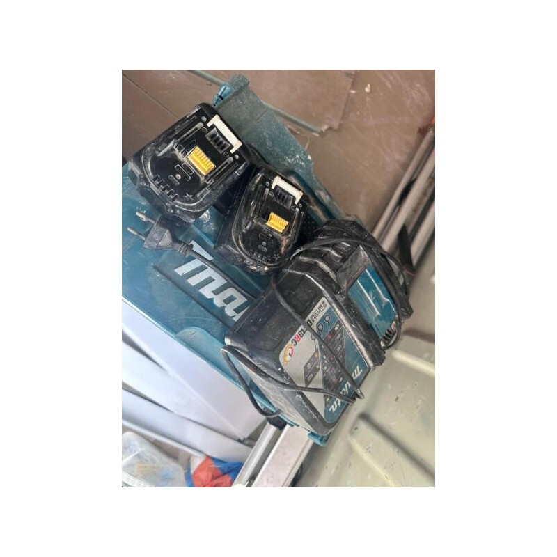2 batteries et 1 chargeur MAKITA