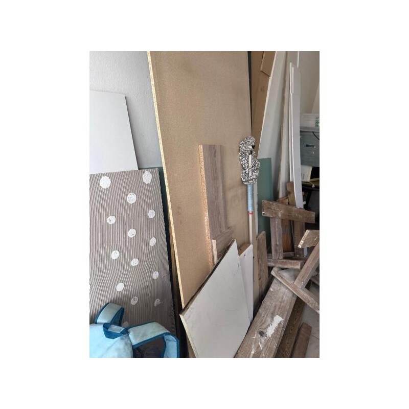 1 mallette Stanley avec réserves pour menuiserie aluminium 1 boîte de pointes HILTI 5 boîtes de vis 3 rouleaux de bande armée pl