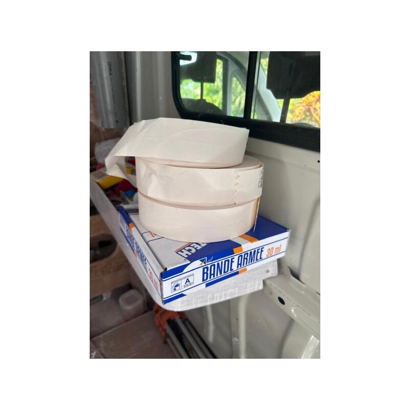 1 mallette Stanley avec réserves pour menuiserie aluminium 1 boîte de pointes HILTI 5 boîtes de vis 3 rouleaux de bande armée pl