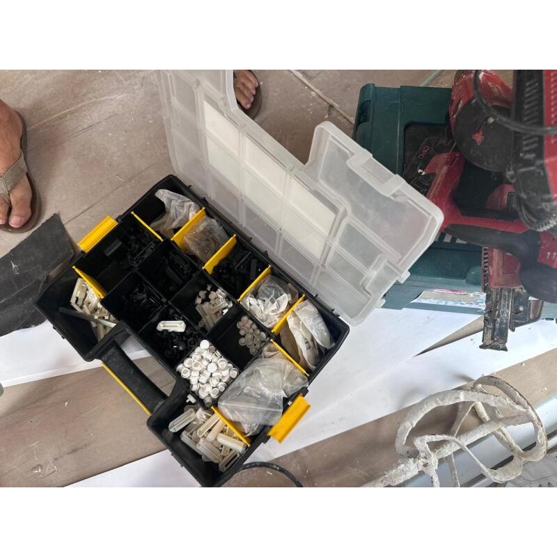1 mallette Stanley avec réserves pour menuiserie aluminium 1 boîte de pointes HILTI 5 boîtes de vis 3 rouleaux de bande armée pl