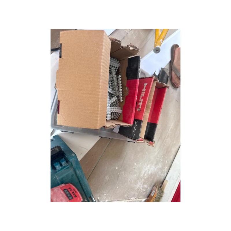 1 mallette Stanley avec réserves pour menuiserie aluminium 1 boîte de pointes HILTI 5 boîtes de vis 3 rouleaux de bande armée pl