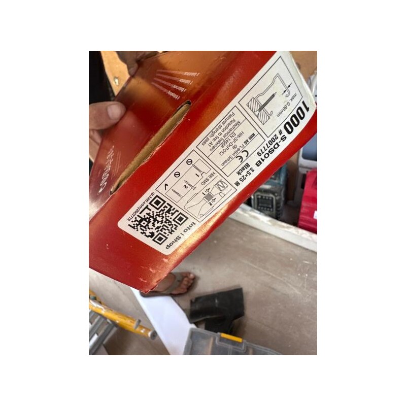 1 mallette Stanley avec réserves pour menuiserie aluminium 1 boîte de pointes HILTI 5 boîtes de vis 3 rouleaux de bande armée pl