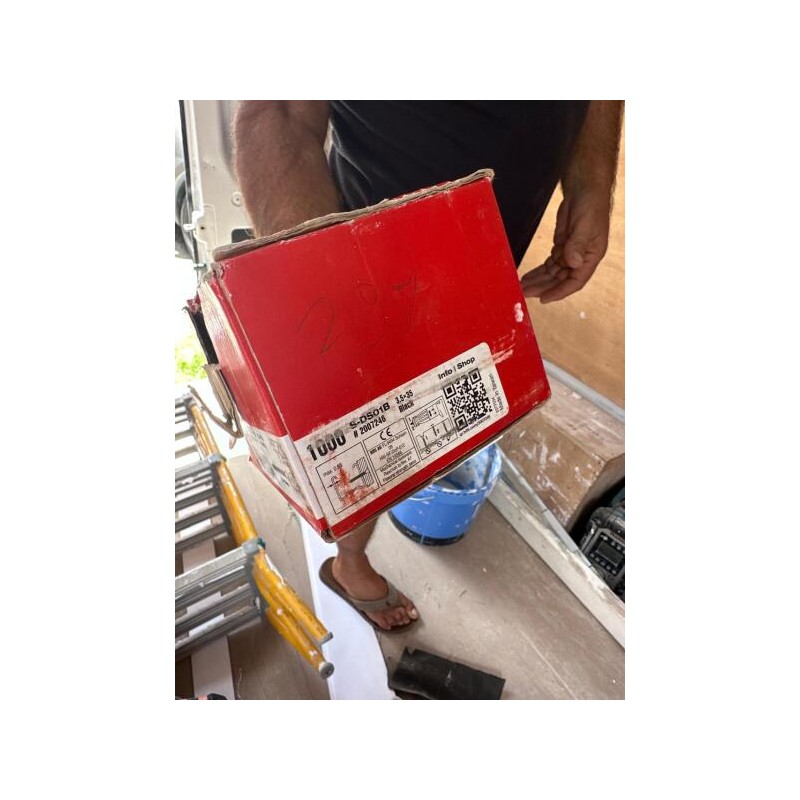 1 mallette Stanley avec réserves pour menuiserie aluminium 1 boîte de pointes HILTI 5 boîtes de vis 3 rouleaux de bande armée pl