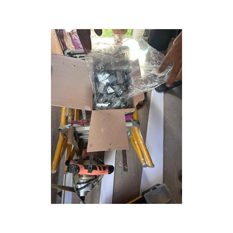1 mallette Stanley avec réserves pour menuiserie aluminium 1 boîte de pointes HILTI 5 boîtes de vis 3 rouleaux de bande armée pl