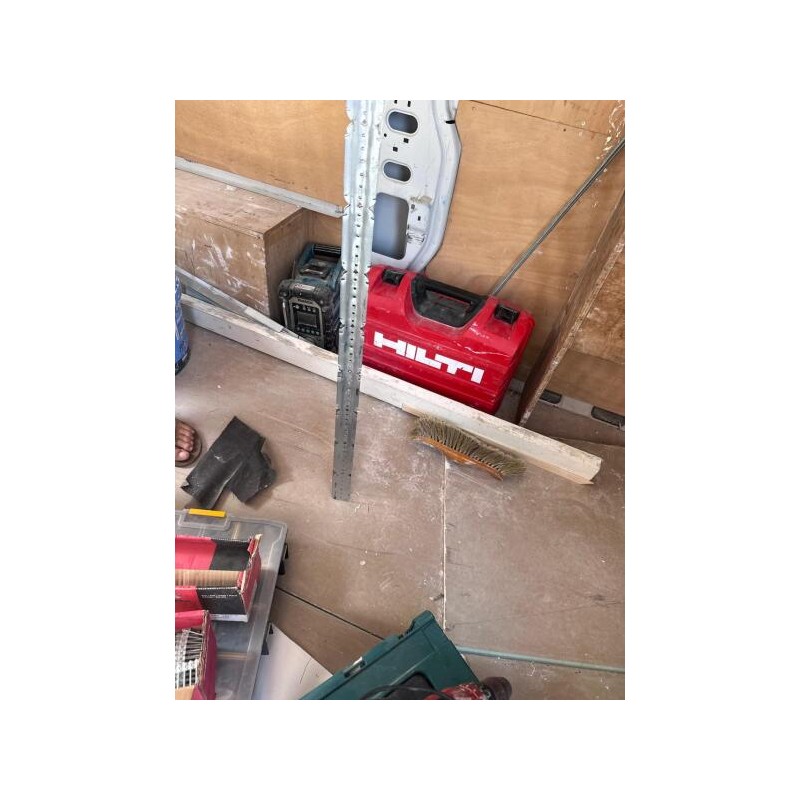 1 mallette Stanley avec réserves pour menuiserie aluminium 1 boîte de pointes HILTI 5 boîtes de vis 3 rouleaux de bande armée pl
