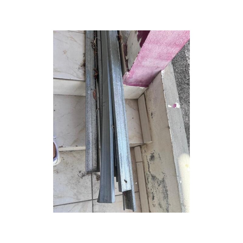 1 mallette Stanley avec réserves pour menuiserie aluminium 1 boîte de pointes HILTI 5 boîtes de vis 3 rouleaux de bande armée pl