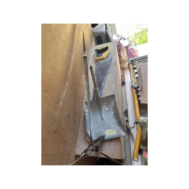 1 scie manuelle STANLEY 1 pelle + 2 balais manches en bois