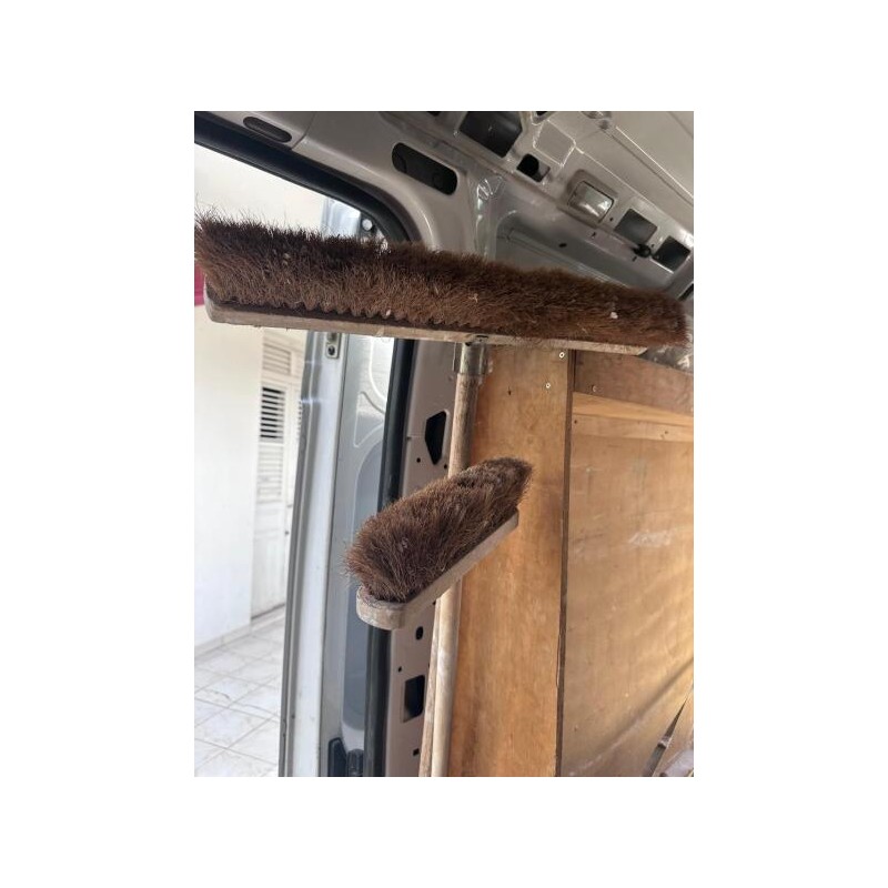 1 scie manuelle STANLEY 1 pelle + 2 balais manches en bois