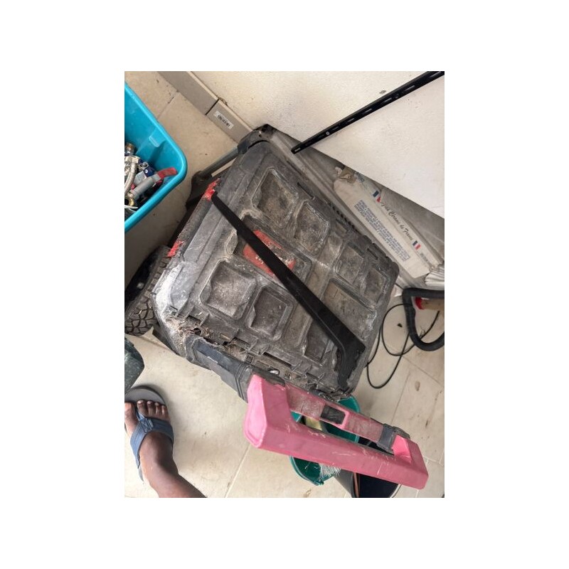 1 mallette d'outillage MILWAUKEE en l'état et 1 lot de raccords usagers
